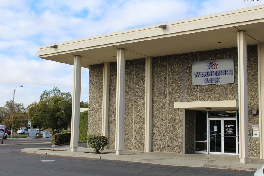 More Photos Of 890 W Lacey Blvd, Hanford Bank For Sale
