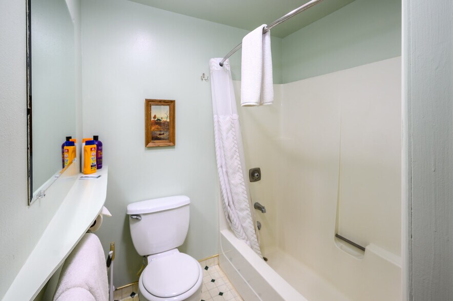 More Photos Of 109455 Highway 97 N, Chemult Hotel For Sale