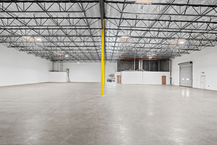 More Photos Of 14920 Hilton Dr, Fontana Warehouse For Lease