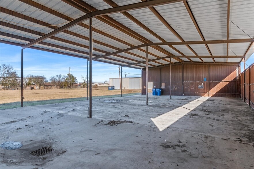 More Photos Of 9474 US-175, Kemp Flex For Sale