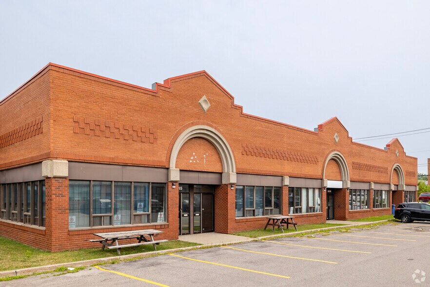 Primary Photo Of 8605-8639 Ch Dalton, Mt Royal Warehouse For Lease