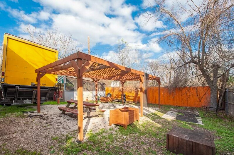 More Photos Of 1311 Chestnut Ave, Austin Freestanding For Lease