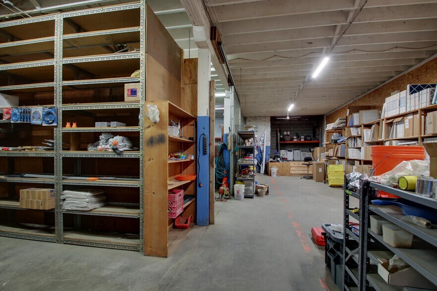 More Photos Of 301 S 7th St, Quincy Light Distribution For Sale