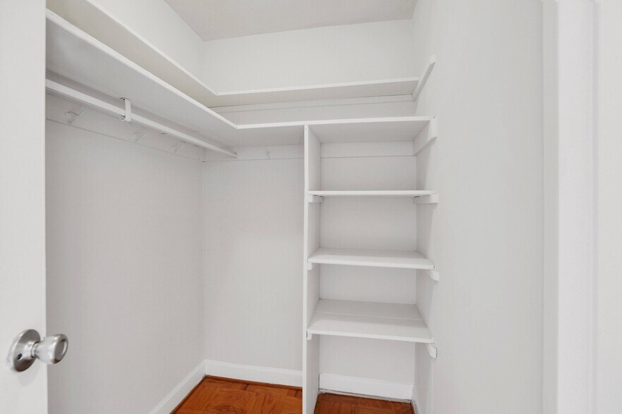 More Photos Of 5055 Seminary Rd, Alexandria Apartments For Lease