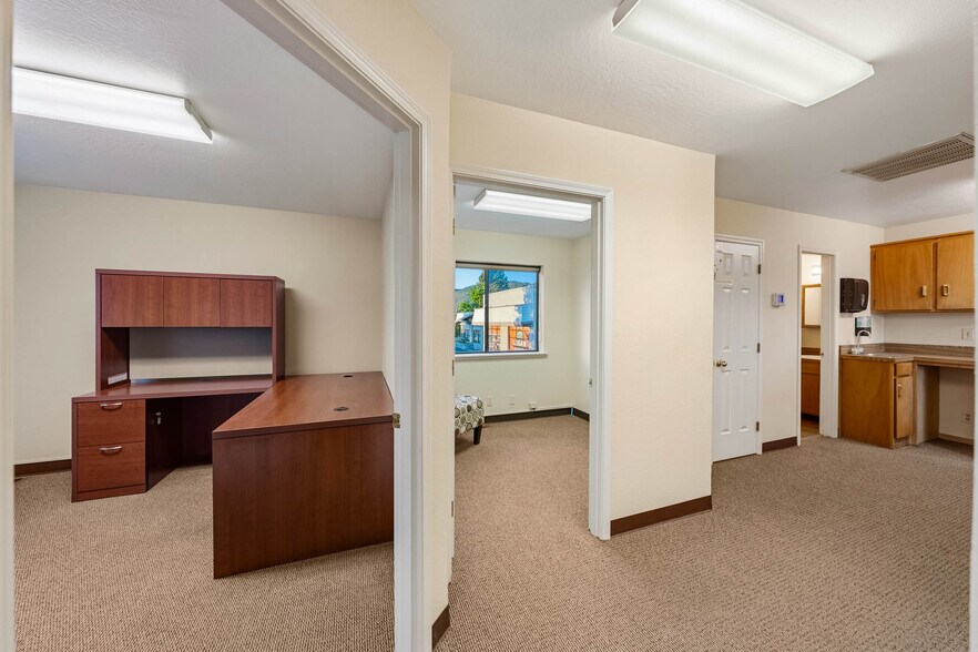 More Photos Of 735 SE 7th St, Grants Pass Office For Sale