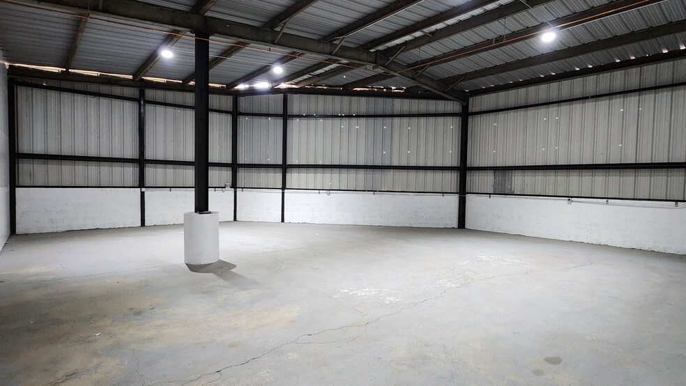 More Photos Of 3650 N 40th Ave, Phoenix Warehouse For Sale