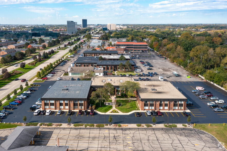 Primary Photo Of 667-675 E Big Beaver Rd, Troy Office For Lease