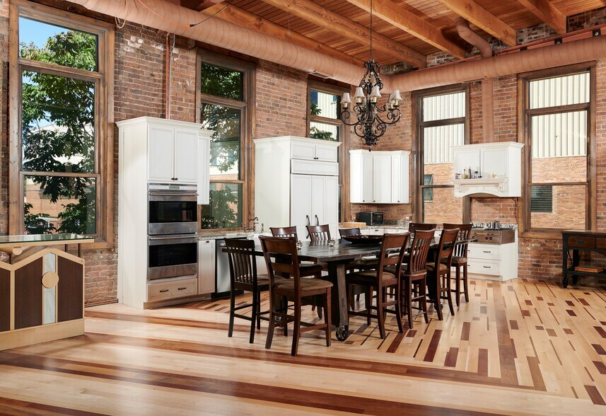 More Photos Of 128 N Campbell Ave, Chicago Showroom For Lease