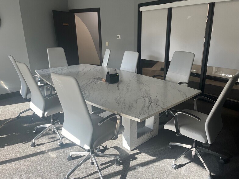 More Photos Of 908 W 35th St, Davenport Office For Sale