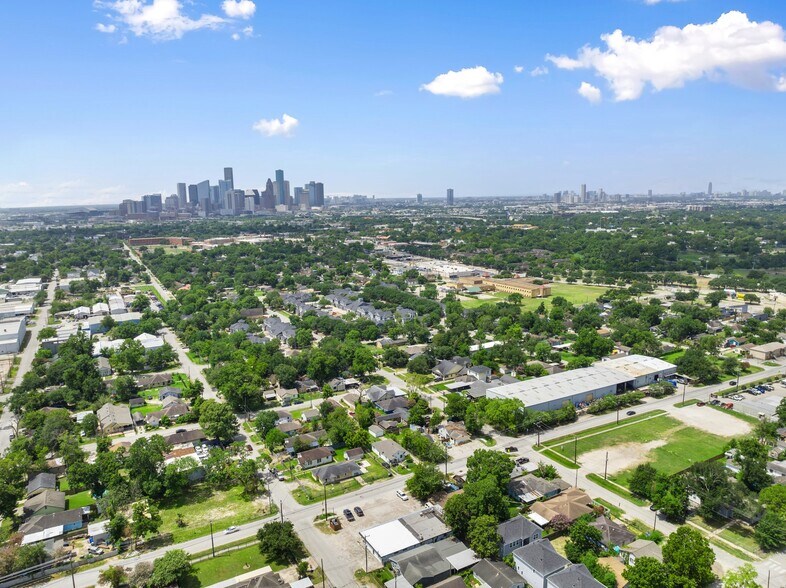 More Photos Of 1117 Collingsworth St, Houston Freestanding For Lease