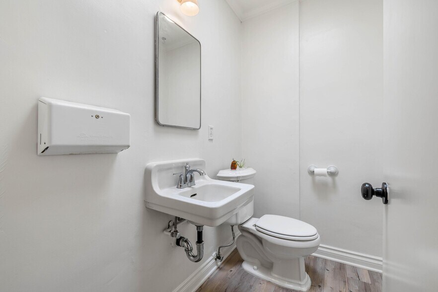 More Photos Of 3206-3210 De Witt Dr, Los Angeles Loft Creative Space For Lease