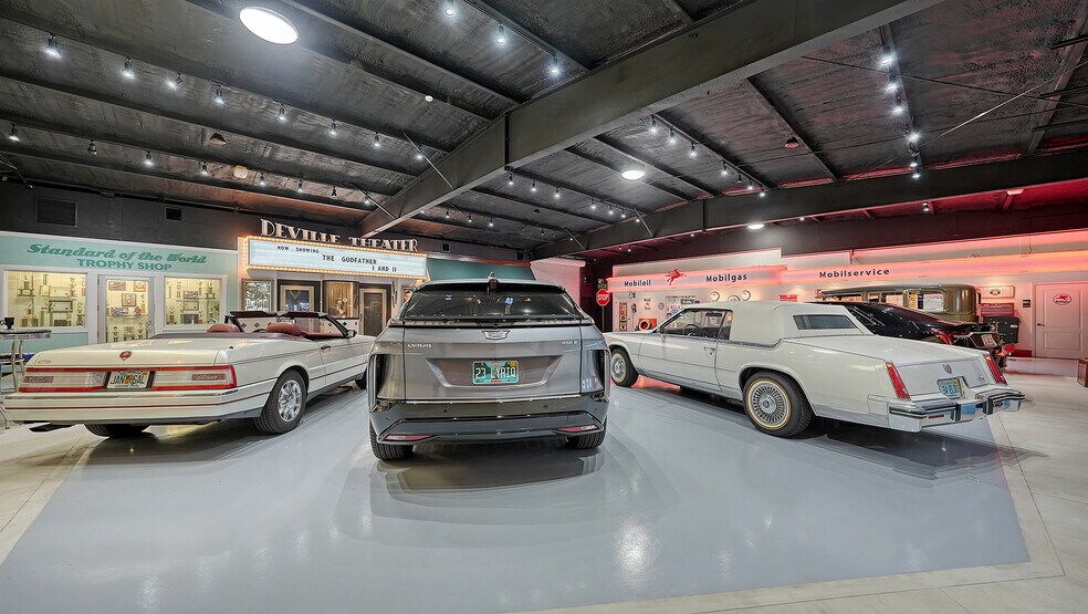 More Photos Of 2111 Whitfield Park Dr, Sarasota Showroom For Sale