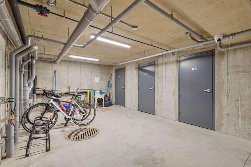 More Photos Of 1074 Ch Du Côteau-Rouge, Longueuil Apartments For Sale