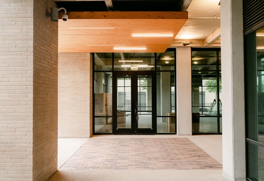 More Photos Of 711 Broadway St, San Antonio Office For Sale