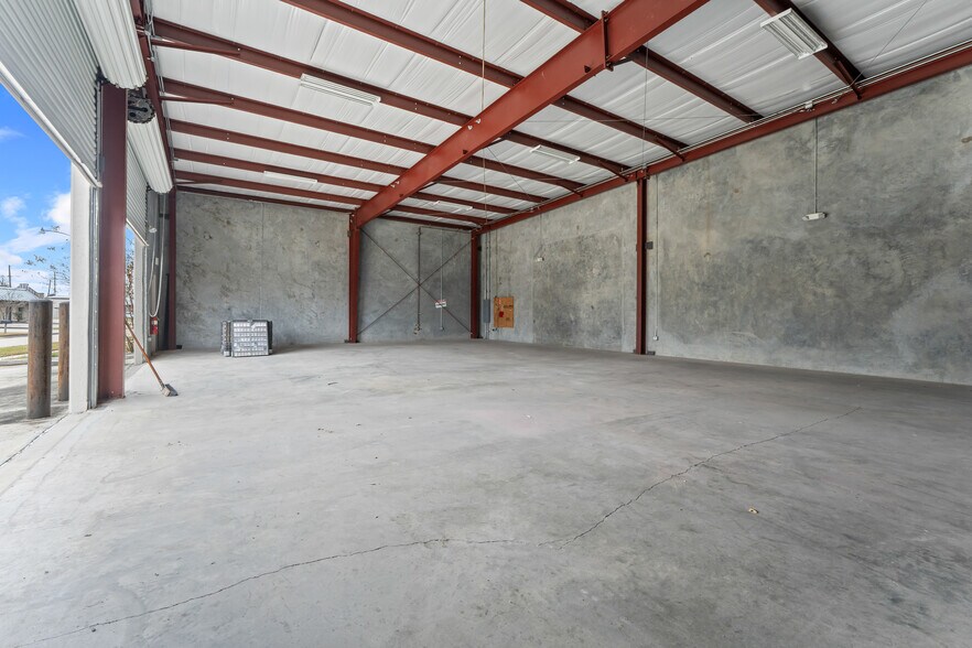 More Photos Of 6768 Complex Dr, Baton Rouge Industrial For Lease