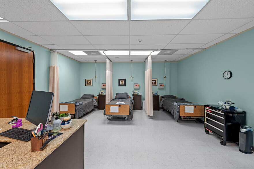 More Photos Of 630 W 34th St, Austin Medical For Sale