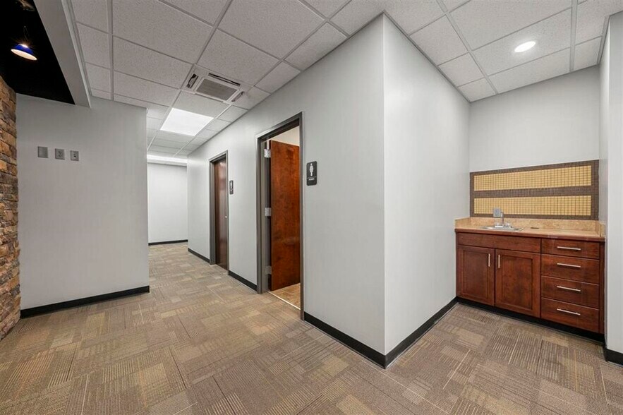More Photos Of 728 College St, Bowling Green Office For Sale