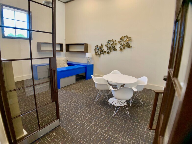 More Photos Of 612 Nogalitos St, San Antonio Flex For Sale