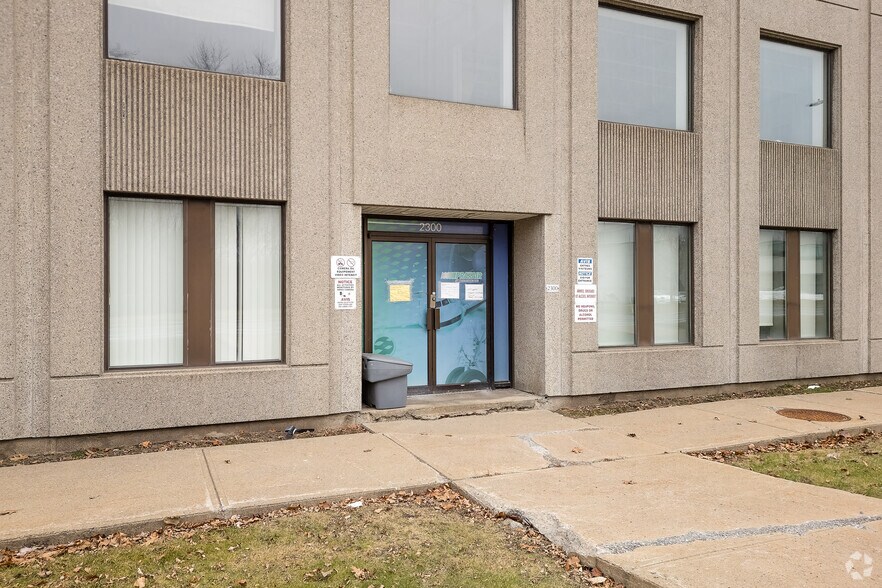 More Photos Of 2300 Rue Cohen, Montréal Warehouse For Sale