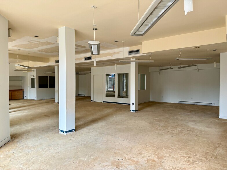 More Photos Of 920 Boul De Maisonneuve E, Montréal General Retail For Sale