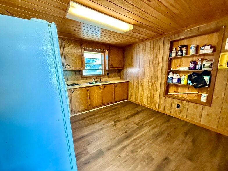 More Photos Of 836 Farm 71 rd, Talco Industrial For Sale