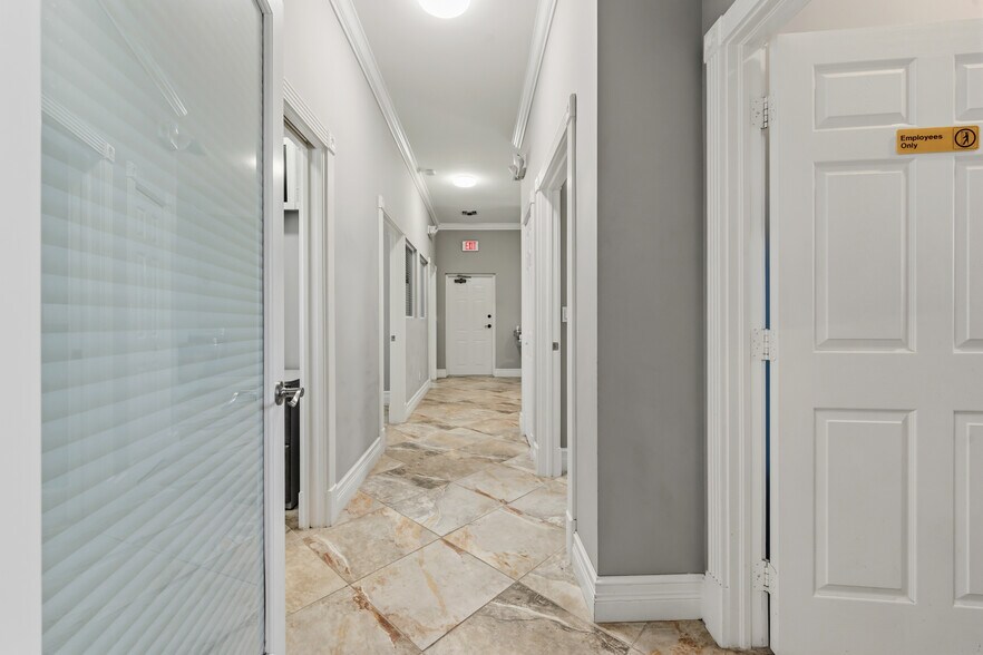 More Photos Of 3193 SE Dixie Hwy, Stuart Office For Sale
