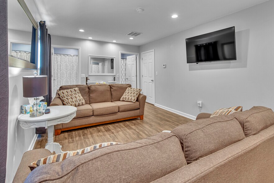 More Photos Of 703 W Berry St, Hamilton Hotel For Sale