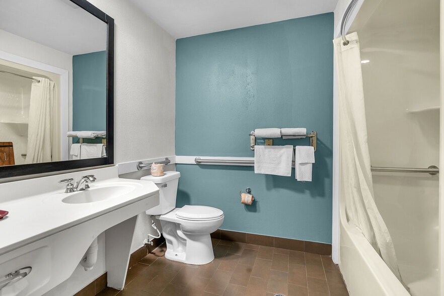 More Photos Of 220 Caravan Dr, Elkhart Hotel For Sale