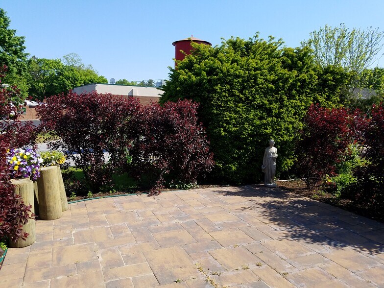 More Photos Of 16 Split Rock Rd, Syosset Freestanding For Lease