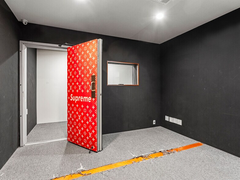 More Photos Of 10746 Magnolia Blvd, North Hollywood Medical For Sale