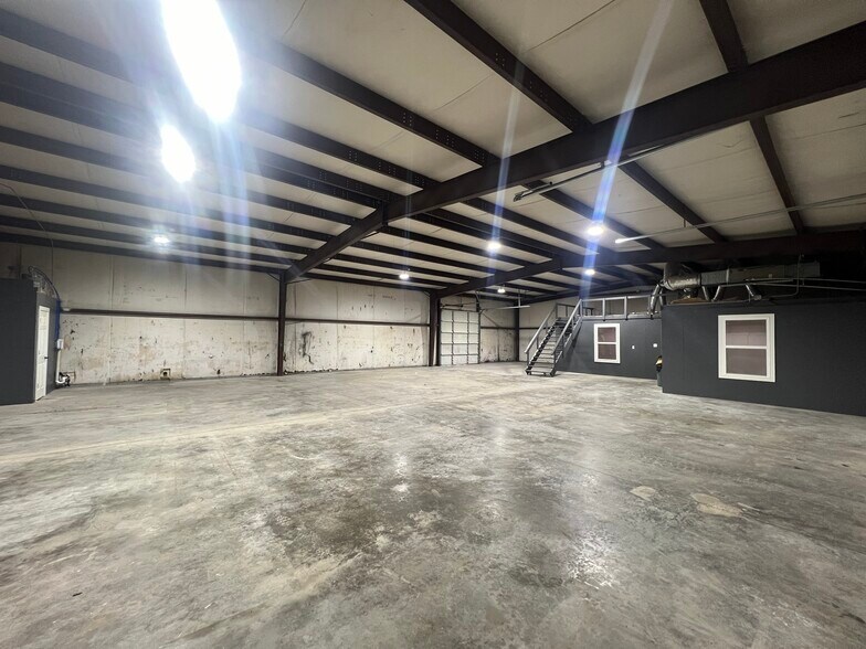 More Photos Of 224 Ken Dr, Sherman Industrial For Lease
