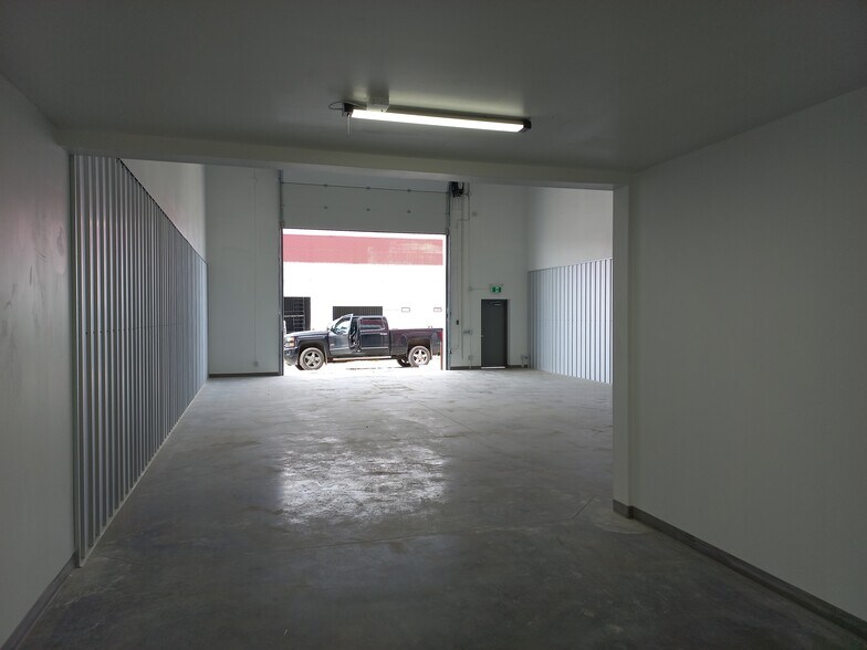 More Photos Of 285127 Frontier Rd, Calgary Warehouse For Lease