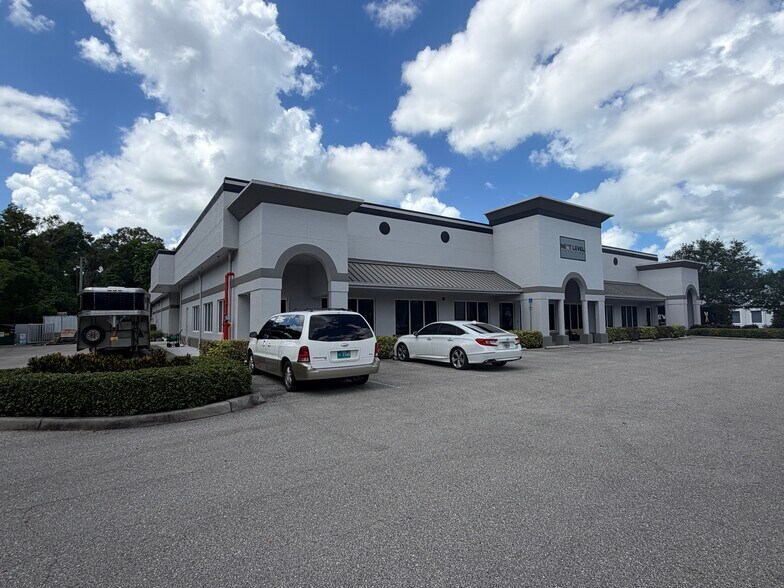 More Photos Of 3600 Westview Dr, Naples Showroom For Sale