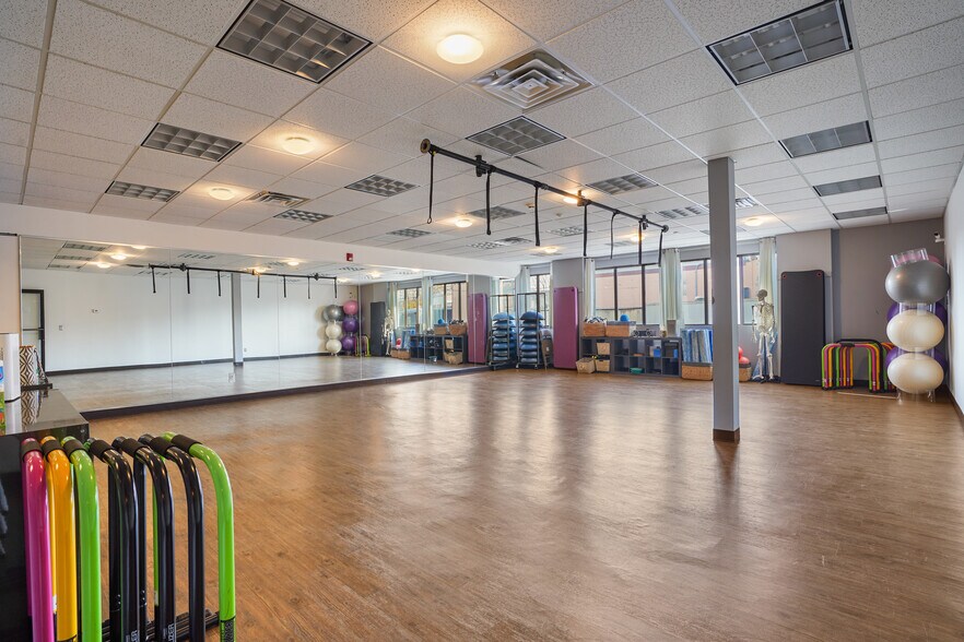 More Photos Of 10 E Willow St, Millburn Office For Lease