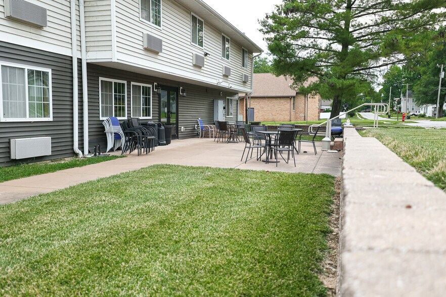 More Photos Of 625 W Washington St, Pittsfield Hotel For Sale