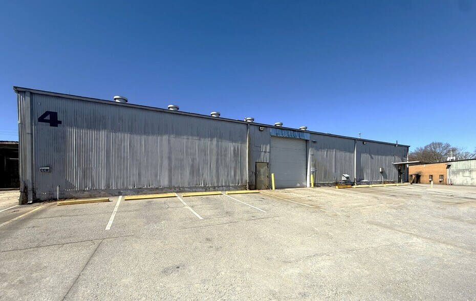More Photos Of 878 E Broadway St, Griffin Industrial For Lease