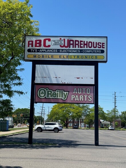 More Photos Of 7215-7423 E 10 Mile Rd, Center Line Storefront For Lease