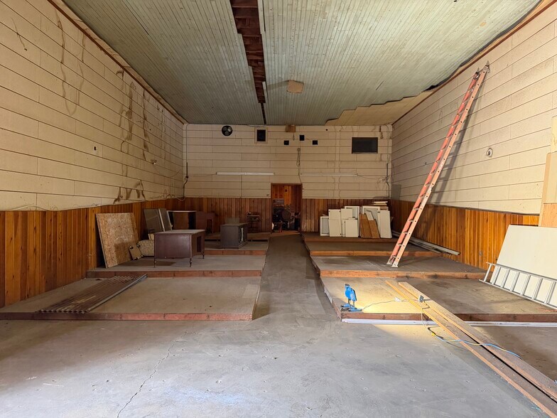 More Photos Of 187 W Oregon Ave, Creswell Flex For Sale