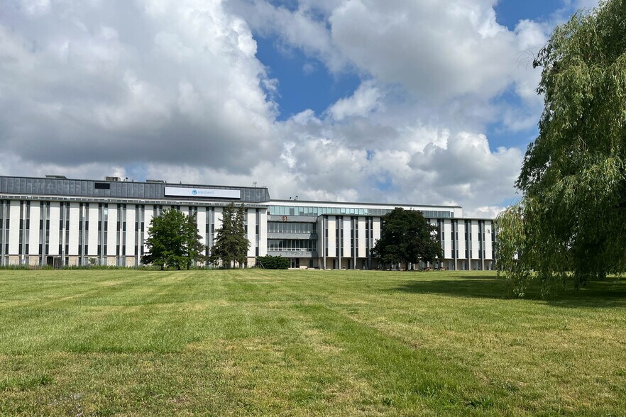 More Photos Of 2395 Speakman Dr, Mississauga Unknown For Lease