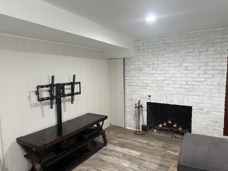 More Photos Of 156 N Ocean Ave, Patchogue Office For Sale