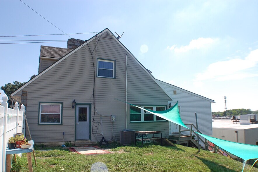 More Photos Of 1835 Delmar Dr, Folcroft Freestanding For Lease