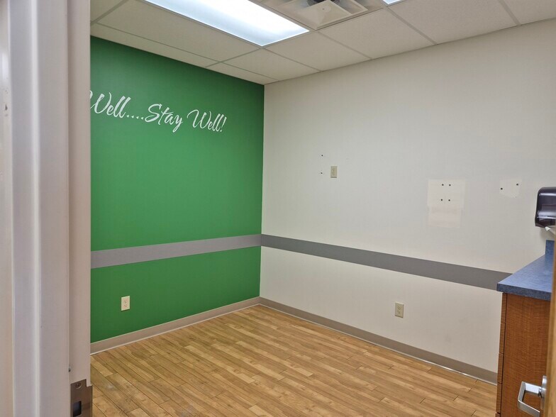 More Photos Of 942 Cherry St, Blanchester Unknown For Lease