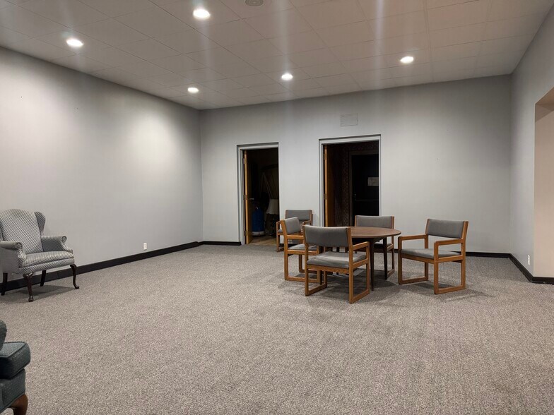 More Photos Of 838 S Fisk St, Green Bay Funeral Home For Sale
