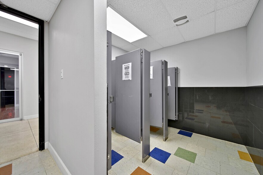 More Photos Of 6430 Hillcroft Ave, Houston Office For Sale