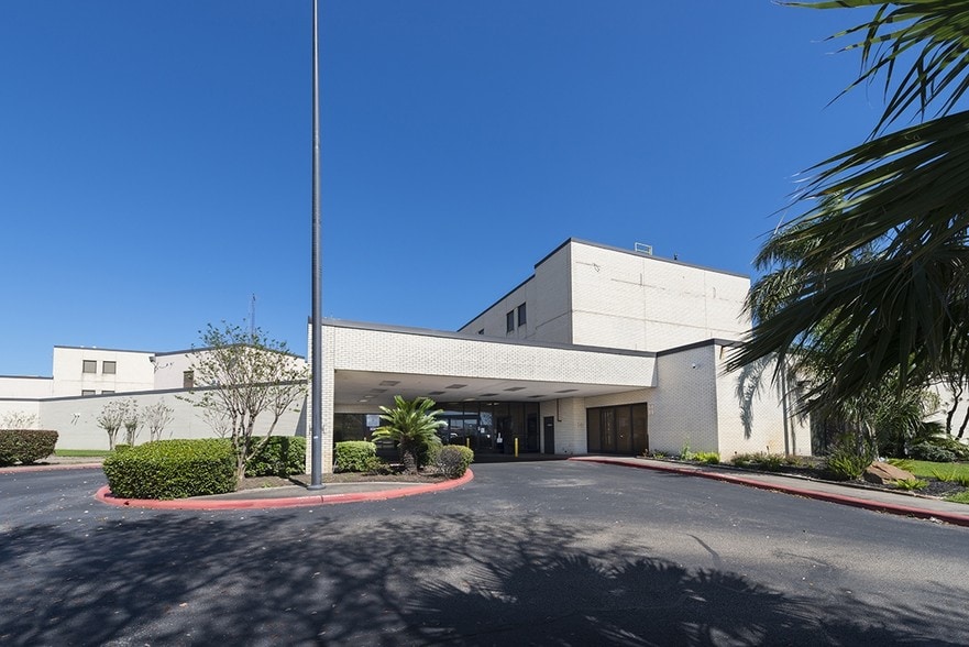 More Photos Of 7407 North Fwy, Houston Hospital For Sale
