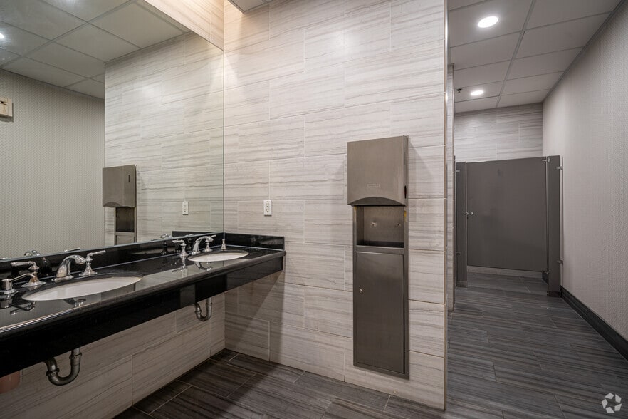 More Photos Of 9494 Southwest Fwy, Houston Office For Lease