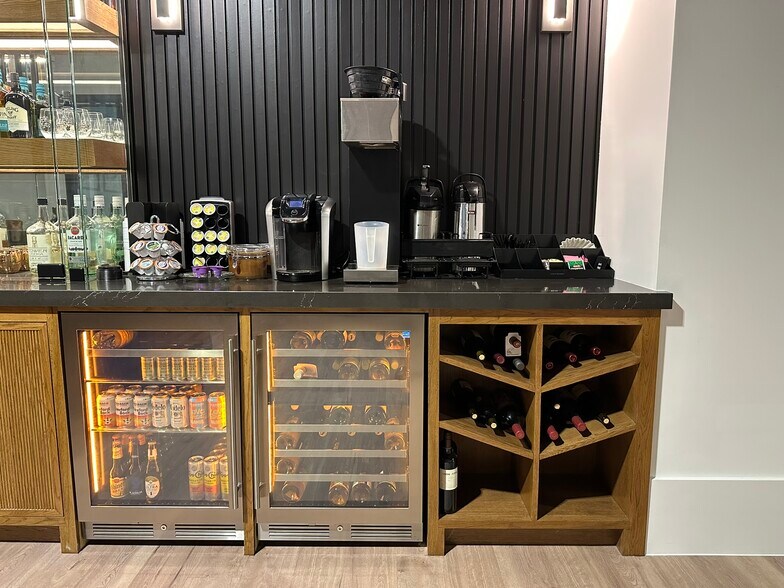 More Photos Of 10595 Westoffice Dr, Houston Light Distribution For Sale