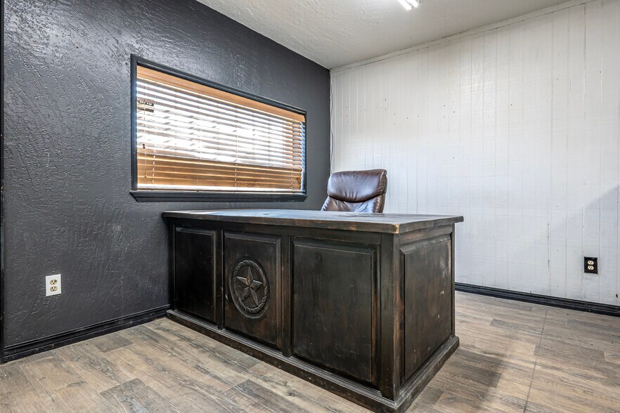 More Photos Of 11206 N Broadway Ave, Ada Warehouse For Sale