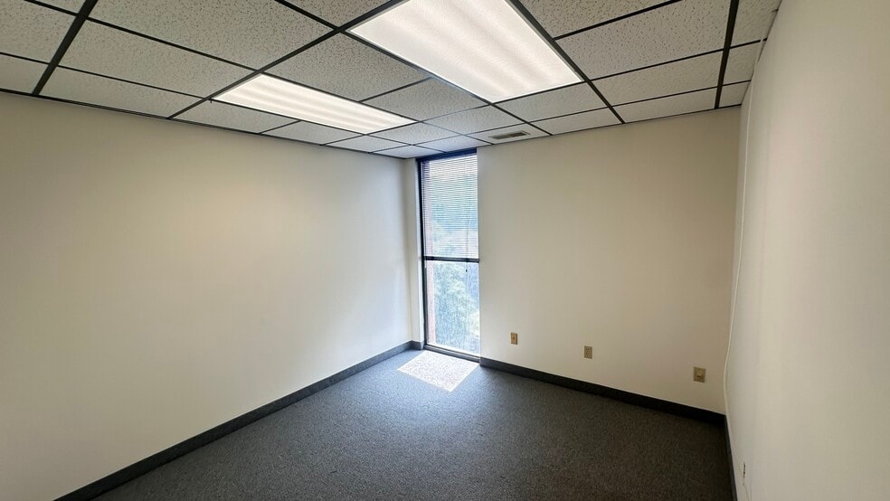 More Photos Of 155 Maple St, Springfield Medical For Lease