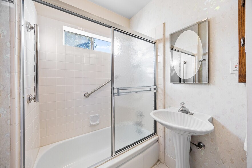 More Photos Of 1047 N San Gabriel Ave, Azusa Apartments For Sale